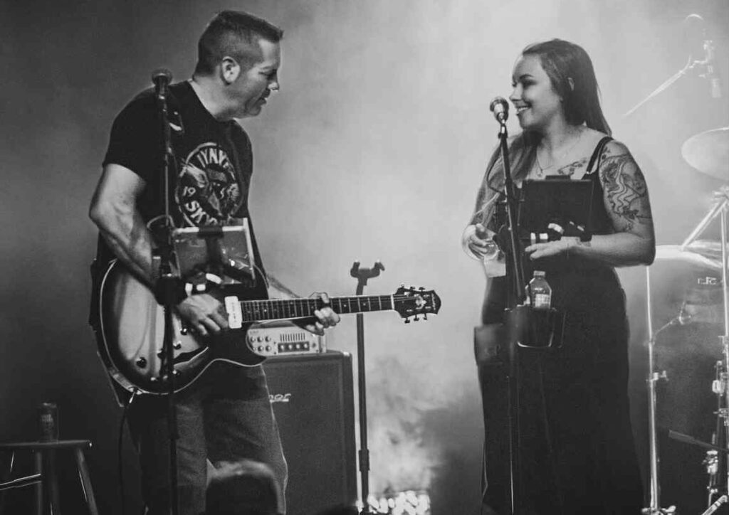 Deux artistes sur scène pendant une performance musicale en noir et blanc.